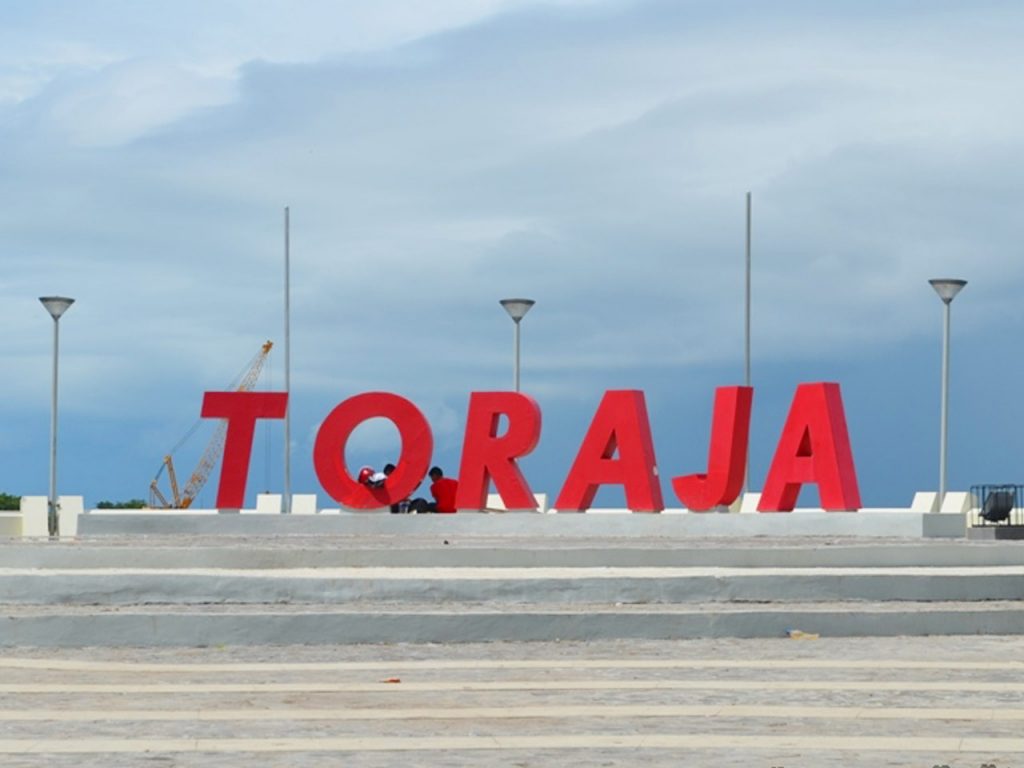 Dekat Tulisan Nama Suku pantai losari