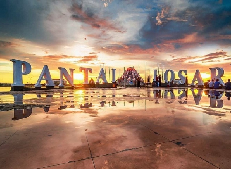 Tengah Anjungan losari