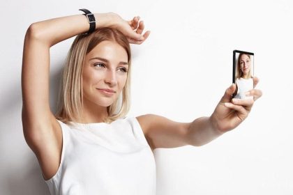 10 Tips Foto Selfie Agar Terlihat Glowing Tanpa Banyak Filter