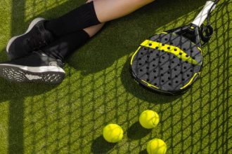 Harga Sewa Raket Padel di Lapangan