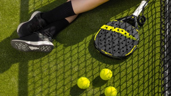 Harga Sewa Raket Padel di Lapangan