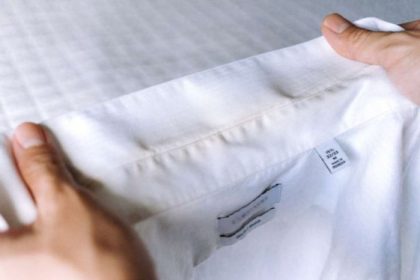 Cara Menghilangkan Noda Keringat pada Kerah Kemeja Pria yang Menguning