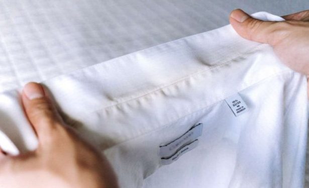 Cara Menghilangkan Noda Keringat pada Kerah Kemeja Pria yang Menguning