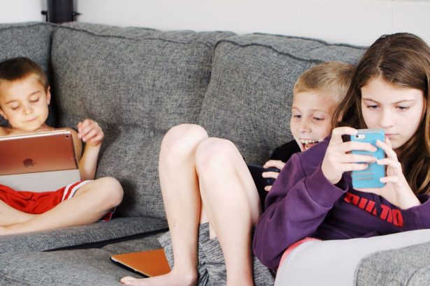 Cara Mengurangi Screen Time Anak di Rumah