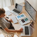 Cara Tetap Sehat Saat Bekerja Seharian di Depan Laptop dan Komputer