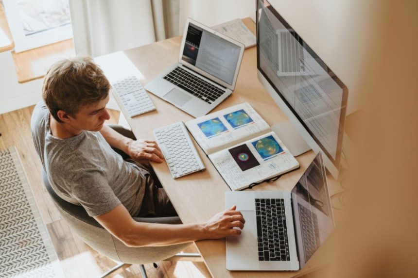 Cara Tetap Sehat Saat Bekerja Seharian di Depan Laptop dan Komputer