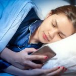 Tips Ampuh Berhenti Scroll HP Sebelum Tidur