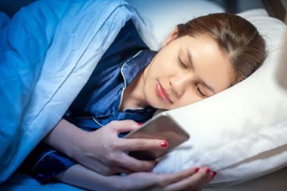 Tips Ampuh Berhenti Scroll HP Sebelum Tidur