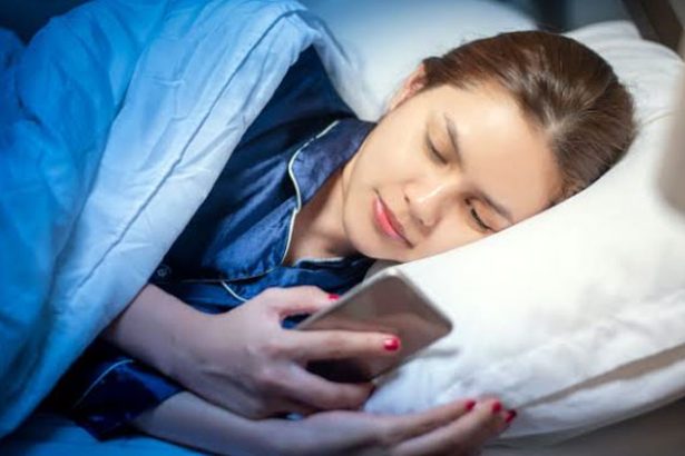 Tips Ampuh Berhenti Scroll HP Sebelum Tidur