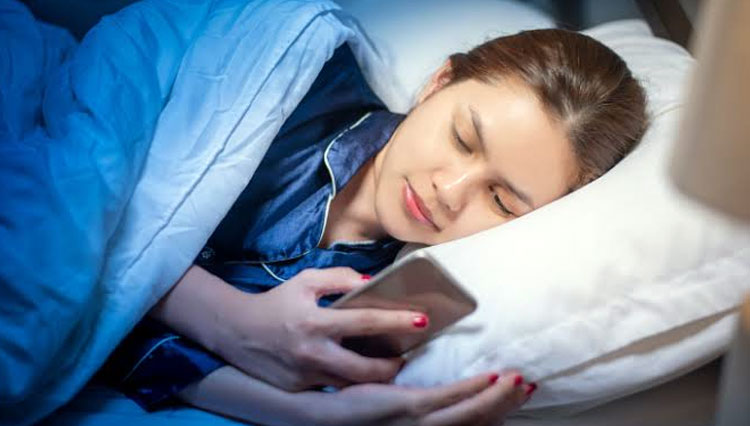 Tips Ampuh Berhenti Scroll HP Sebelum Tidur