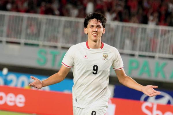 Mitchell Baker Cetak 5 Gol